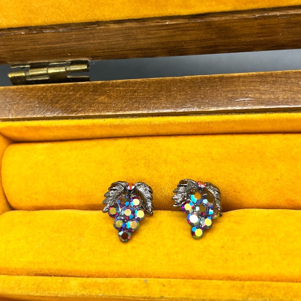 Vintage Brand Grape 🍇 Stud Earrings! - Picture 7 of 14